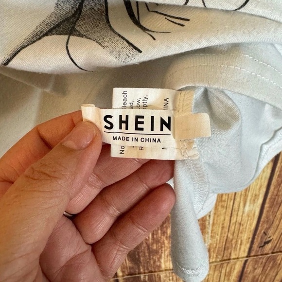 SHEIN Women’s Graphic Tee Bow Face Off Shoulder Casual Top Size Small - Picture 10 of 12